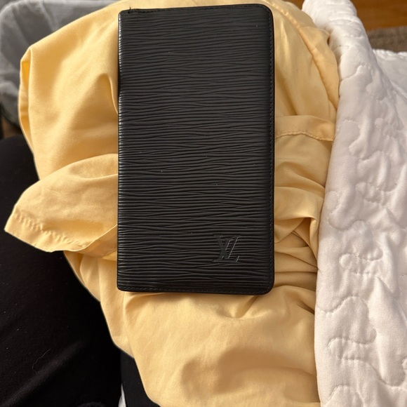 Louis Vuitton Textured Black Wallet - Picture 13 of 13